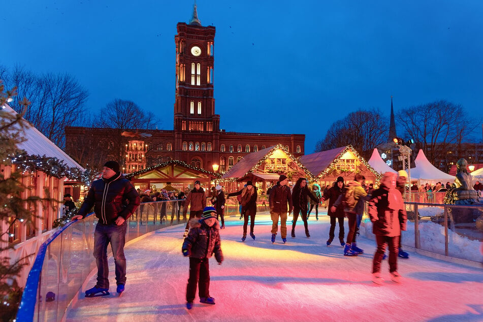 In Berlin kann man im Winter auf diversen Eisbahnen Schlittschuhlaufen - eine schöne Sache für Eltern und Kinder.