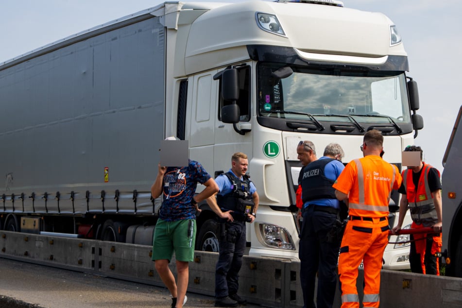 Der Pannen-Lastwagen hatte in einer engen Baustelle einen Getriebeschaden - die Weiterfahrt somit unmöglich.
