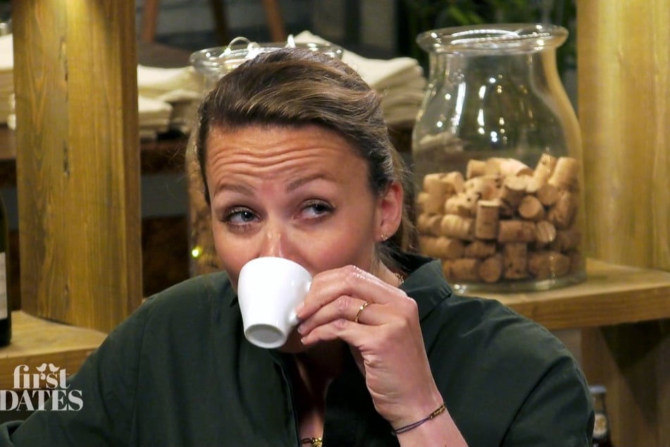 Laura (35) trägt einen goldenen Ring am Ringfinger ...