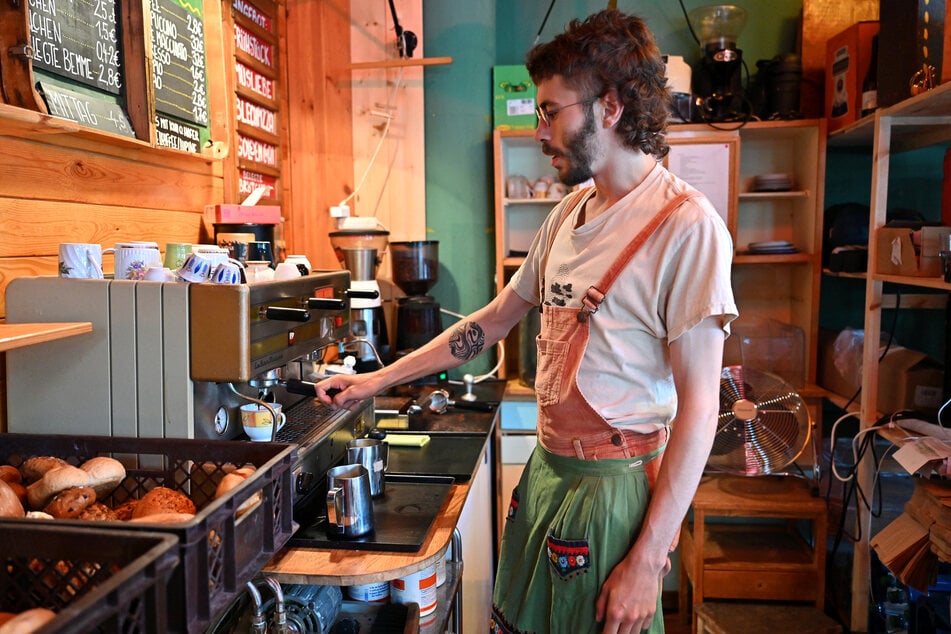 Neben erhöhten Mietkosten treibt die reparaturbedürftige Kaffeemaschine die Geldsorgen in die Höhe.