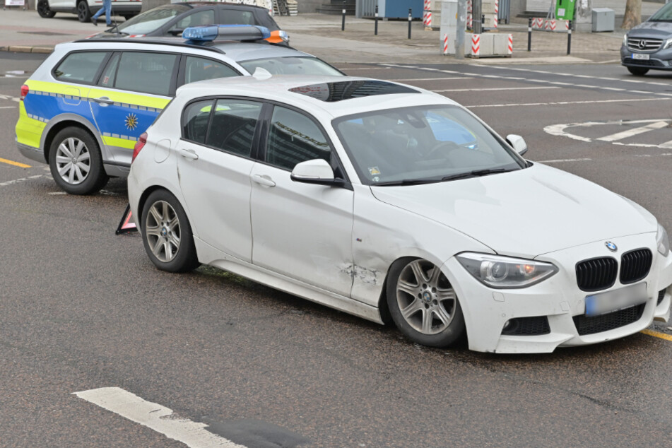 Crash auf der smac-Kreuzung! Am Dienstag krachte ein BMW beim Linksabbiegen in einen Firmenwagen.