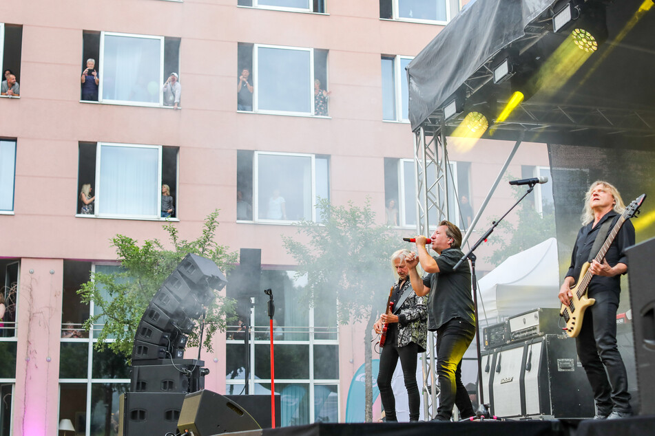 Die Band Karat gibt ein Hotelzimmer-Konzert im Garten des Hotels. Das sogenannte Fensterkonzert der legendären Ostrock-Band stellt nach Angaben des Veranstalters eine deutschlandweite Premiere dar.