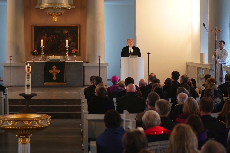 In der Vicelinkirche in Neumünster fand ein Trauergottesdienst für die Opfer der Messer-Attacke im Regionalzug statt. (Archivbild)