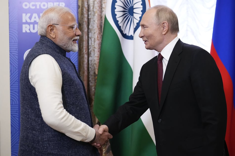 Der russische Präsident Wladimir Putin (r) begrüßt den indischen Premierminister Narendra Modi zu ihrem Treffen am Rande des Brics-Gipfels.