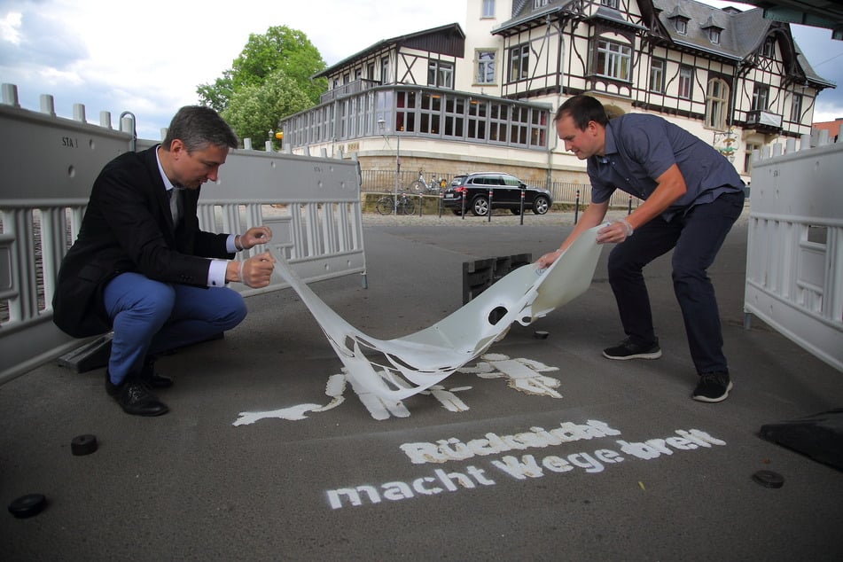 Leider kaum zu lesen: Die Sprühaktion von Verkehrsbürgermeister Stephan Kühn (41, Grüne, l.) ist etwas schiefgegangen ...