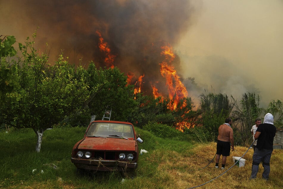 Starke Winde fachen die Flammen immer weiter an.