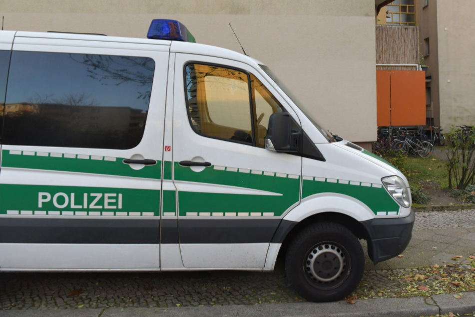 Ein Einsatzfahrzeug der Polizei steht vor einem Wohnhaus in Berlin. (Symbolbild)