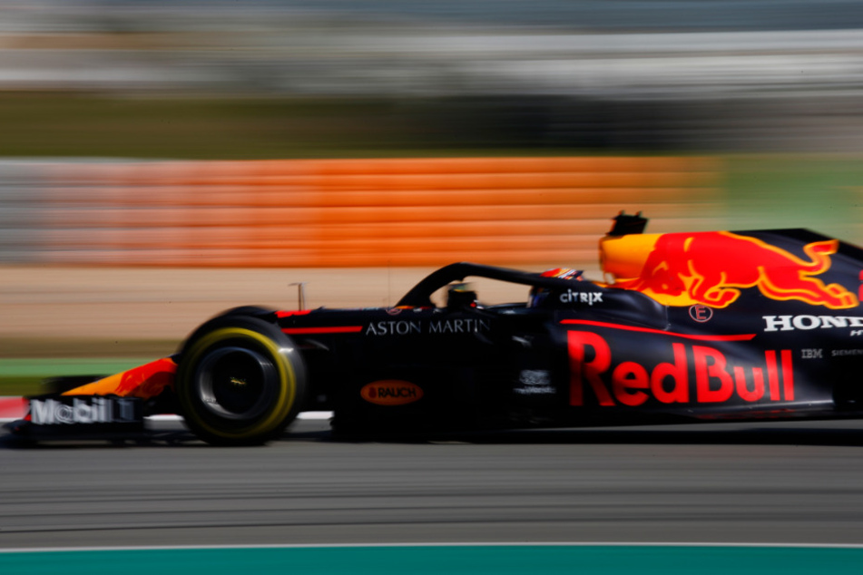 Abschluss der Testfahrten vor der neuen Saison: Alexander Albon aus Thailand vom Team Red Bull Racing steuert sein Auto bei einer Testfahrt über die Rennstrecke.