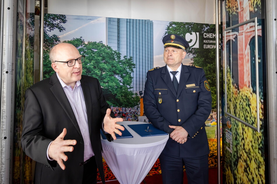 Oberbürgermeister Sven Schulze (52, SPD, l.) und Polizeipräsident Carsten Kaempf (55) stellten den künftigen Sicherheitspunkt vor.