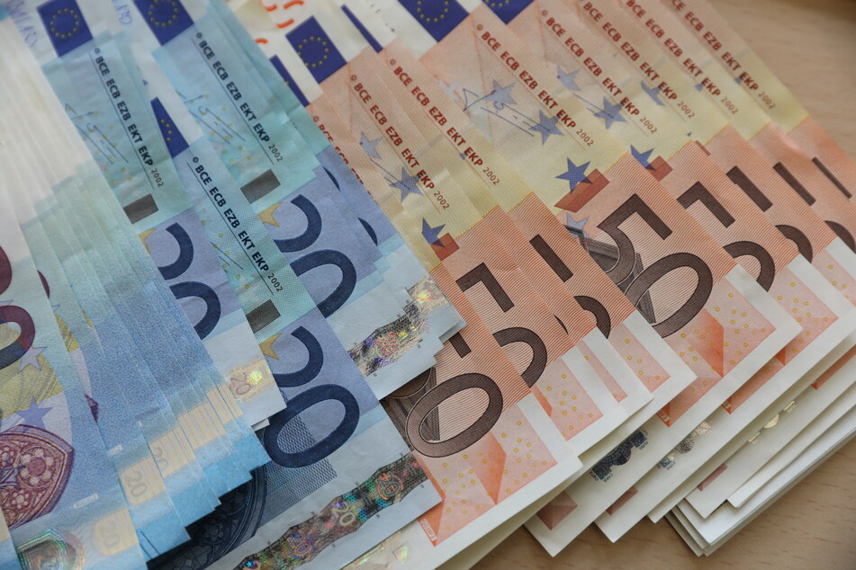 Circa 15.000 Euro erbeuteten die Trickbetrüger von der 93-jährigen Seniorin. Sie hatten sich ihr gegenüber als falsche Polizisten ausgegeben.