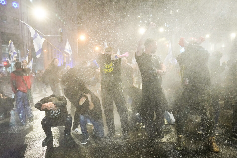 Die Polizei setzt Wasserwerfer ein, um eine Demonstration gegen die Regierung des israelischen Ministerpräsidenten Netanjahu aufzulösen.