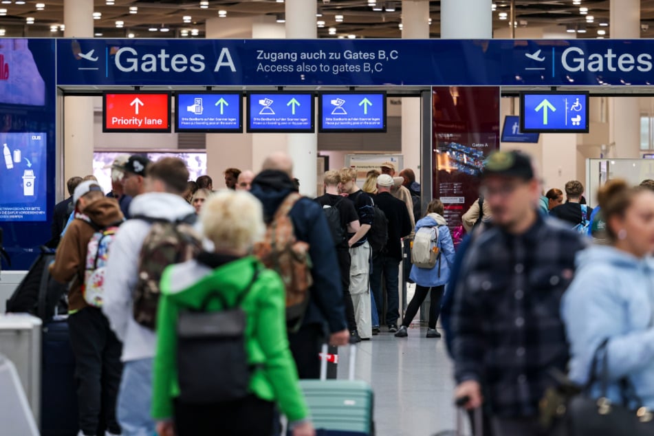 In Düsseldorf you go to the Road to the Gates to the normal Warteschlangen at Check-in-Schalter.