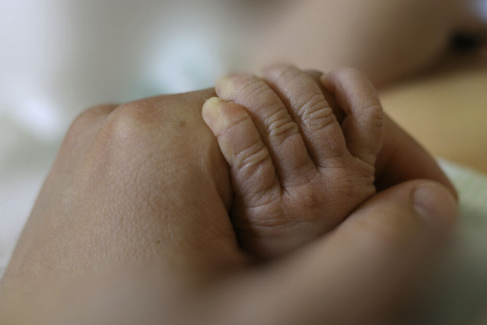 Das Baby kam gesund auf die Welt, musste aber sofort aus der Klinik geschafft werden. (Symbolbild)