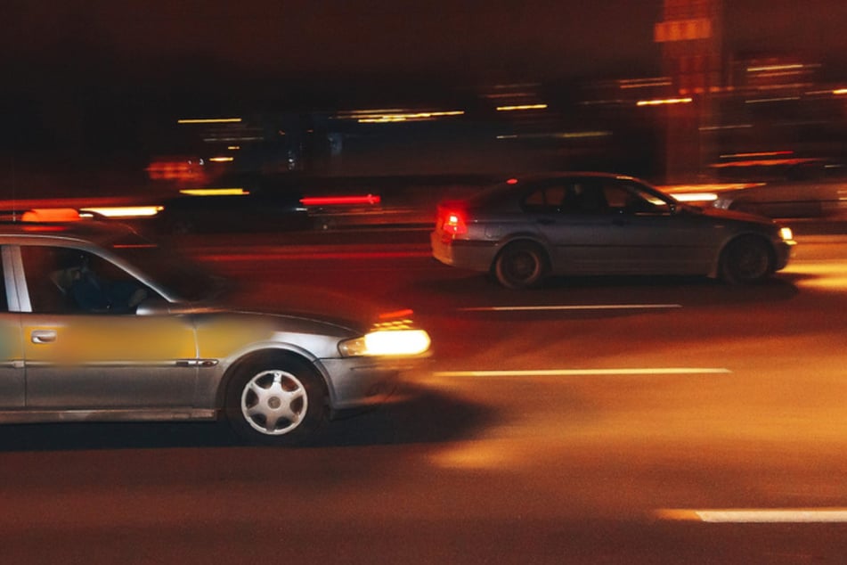 Die beiden Autofahrer, die sich zuvor ein Rennen geliefert hatten, konnten flüchten. (Symbolbild)