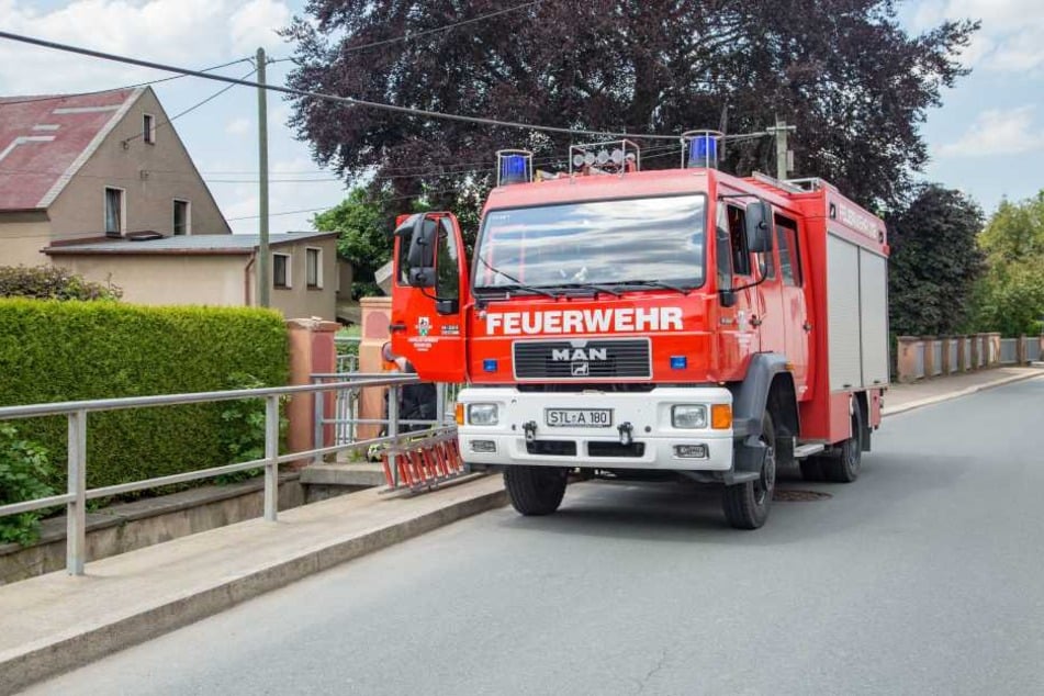 Der Dorfbach fließt in Adorf entlang der Hauptstraße.