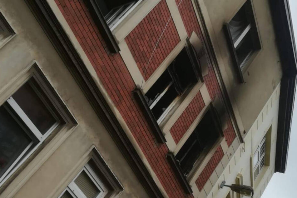 Das Feuer brach in einer Wohnung im zweiten Stock aus.
