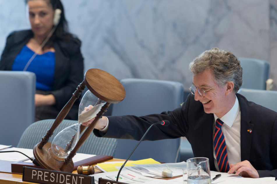Christoph Heusgen mit seiner Thüringer Sanduhr, die für einen besseren Überblick sorgen soll.