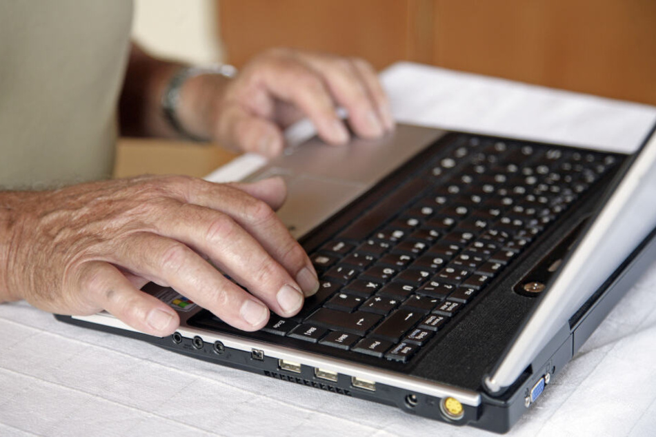 Über das Internet wollte der Mann für seine Ehefrau einen Partner suchen. (Symbolbild)