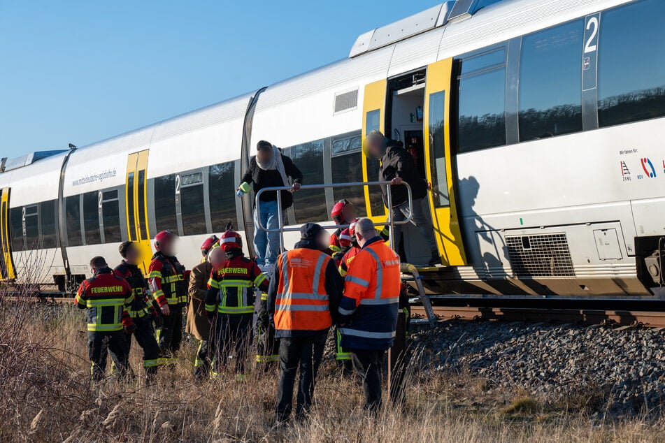 Über eine Leiter konnten die Fahrgäste aus dem Zug steigen.