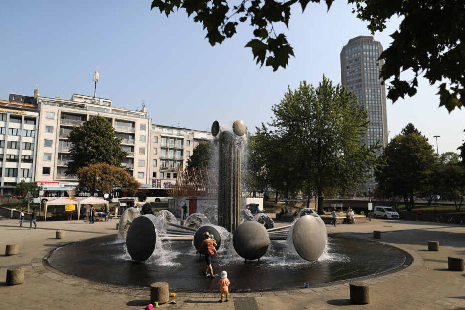 Der Eberplatz kann bei Tag auch ein entspannter Spielplatz samt Brunnen sein.