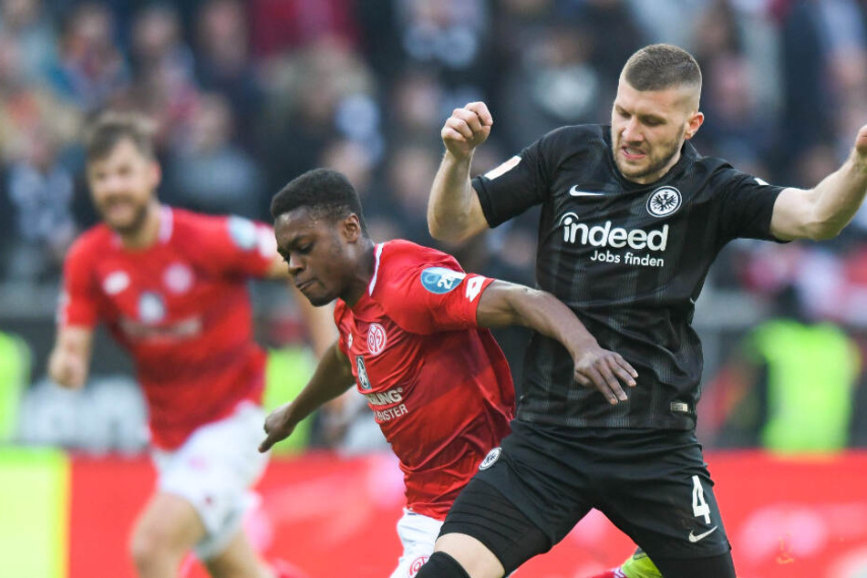 Das Foto aus dem Mai 2019 zeigt Eintracht-Stürmer Ante Reibt (r) im Zweikampf mit Ridle Baku vom FSV Mainz 05.