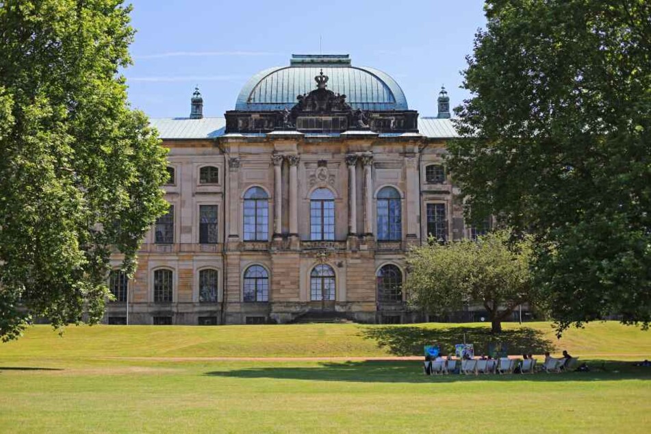 Wiese und Park am Japanischen Palais laden ab 4. August zum „Palais Sommer“
ein.