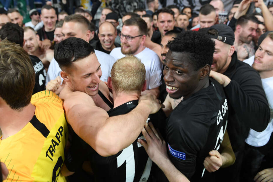 Auf Tuchfühlung: Danny da Costa und Sebastian Rode holten sich ihre Glückwünsche persönlich von den Anhängern ab.