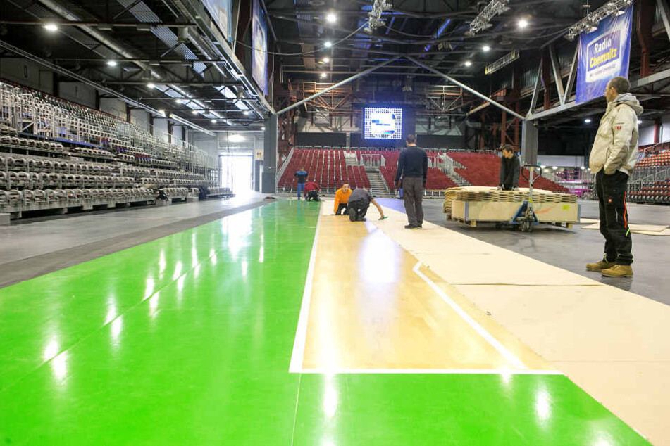 In der Chemnitz-Arena wird das Parkett für das X-Mas Game Niners vs. Dresden Titans verlegt.
