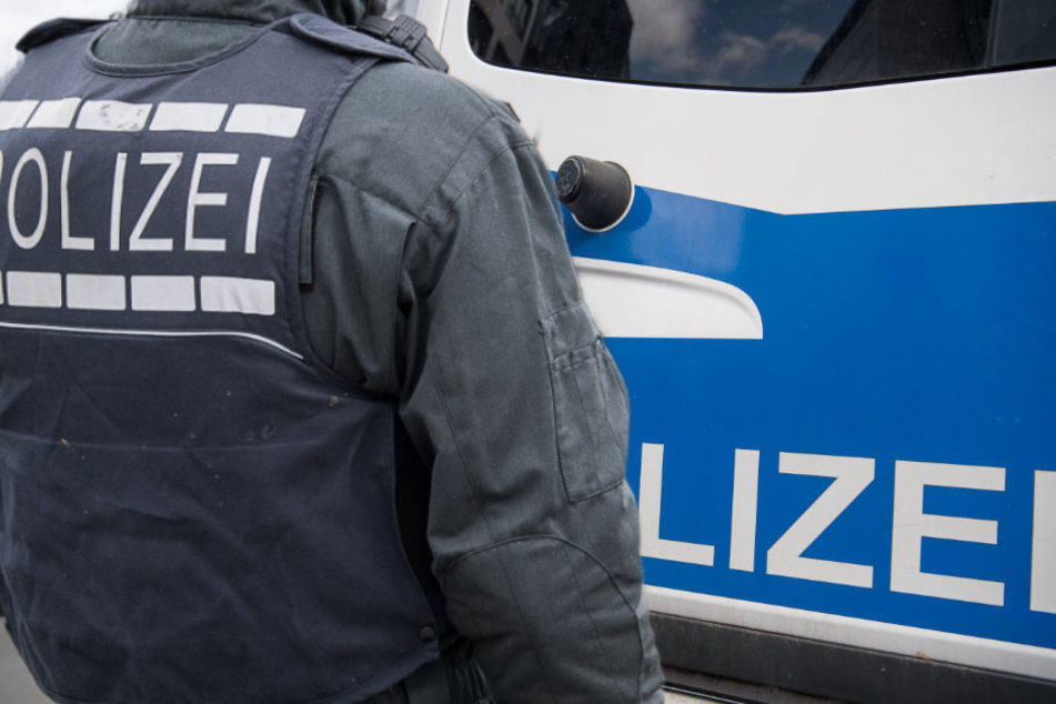 Die Polizisten konnten den Mann nur schwer unter Kontrolle bringen. (Symbolbild)
