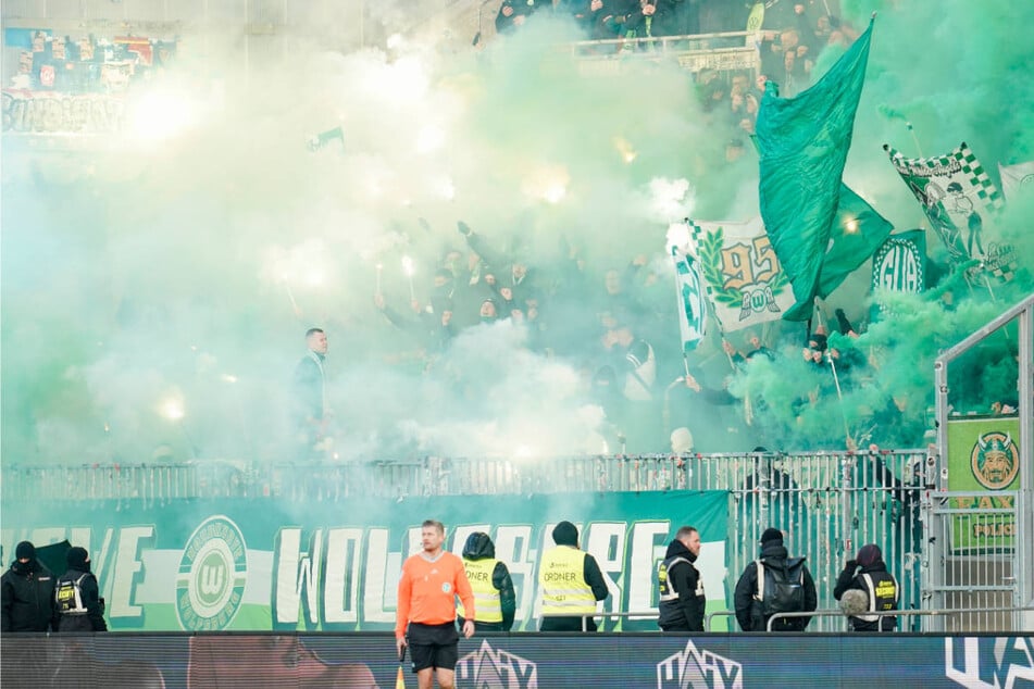 Das einzige "Highlight" in der ersten Hälfte: Wolfsburger Pyrotechnik sorgte für eine zweieinhalbminütige Spielunterbrechung.