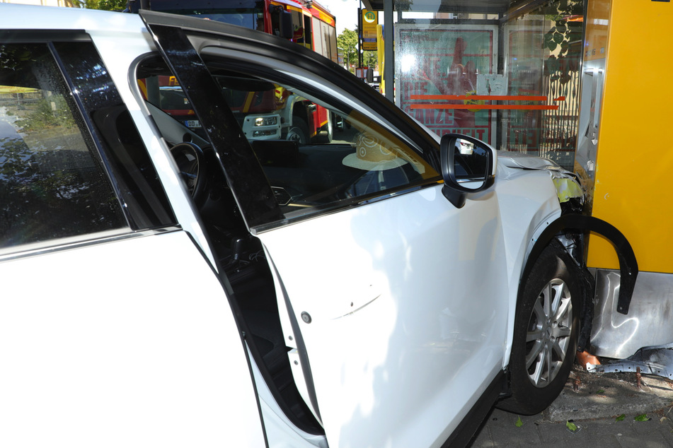 Zwei Verletzte nach Unfall in Cossebaude: Mazda kracht in Fahrkartenautomat