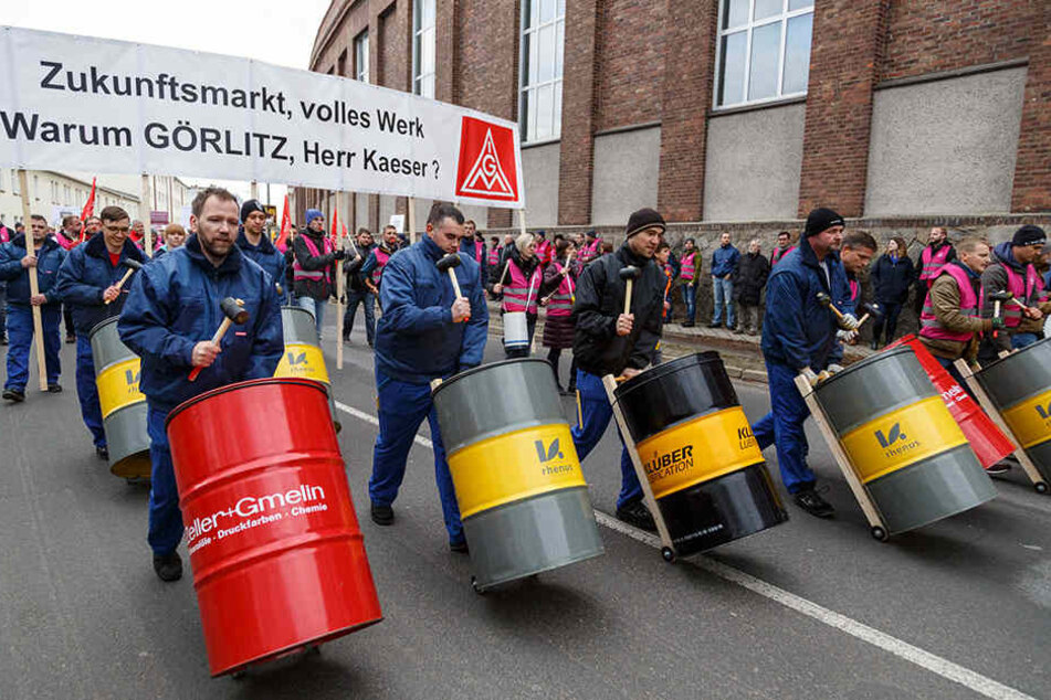 Siemens-Mitarbeiter protestieren am 29.11.2017 in Görlitz gegen die Schließung des Siemens-Werkes und den Stellenabbau beim Schienenfahrzeughersteller Bombardier.