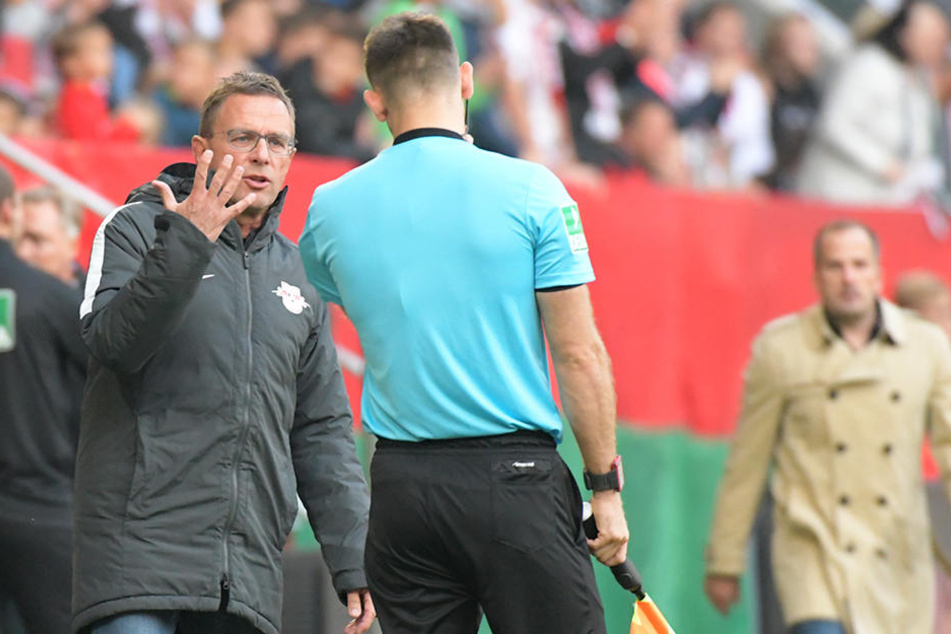 Beschwerte sich nach dem nicht gegebenen Elfmeter beim Schiedsrichter-Assistenten: RB-Trainer Ralf Rangnick (l.).