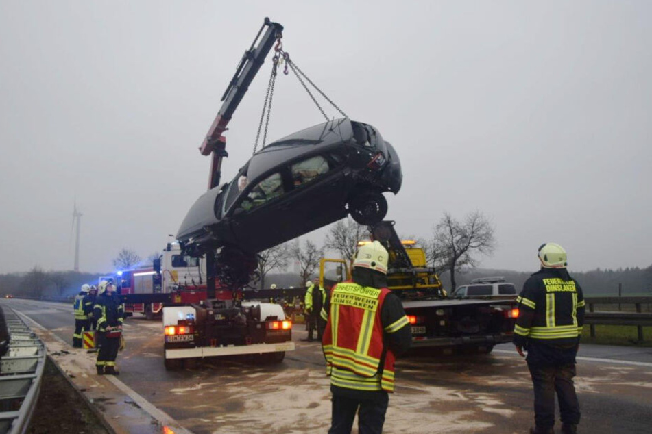Das Auto musste dann mit einem Kran von der Leitplanke gehievt werden.