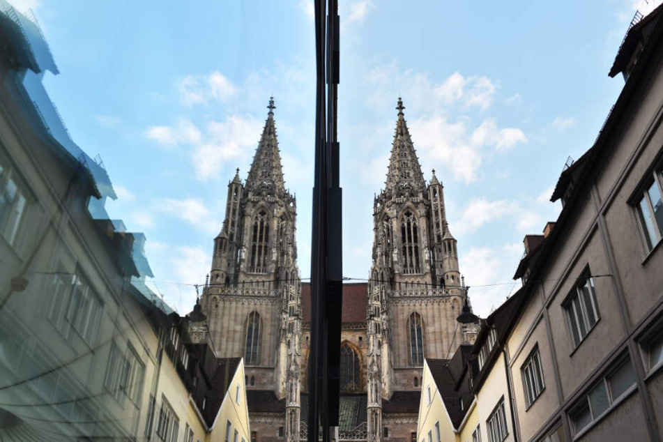 Das Ulmer Münster spiegelt sich in einer Scheibe.