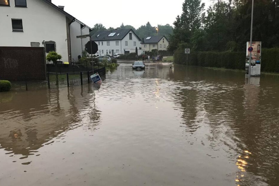 In Brake ist steht eine komplette Straße unter Wasser.