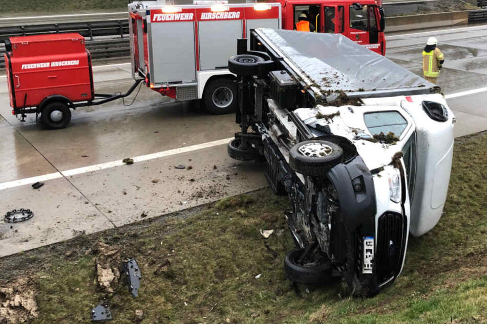Der Transporter überschlug sich im Graben, blieb auf der Seite liegen.