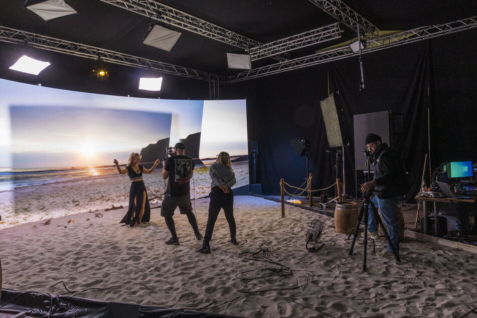In Wirklichkeit befinden sich Strand und Meer im Kesselsdorfer Studio von "anyloc".