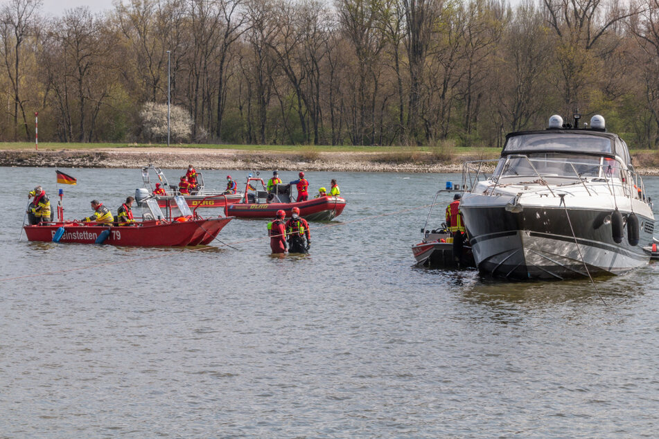 Drama auf dem Rhein: Sportboot schlägt Leck, Familie muss gerettet werden!