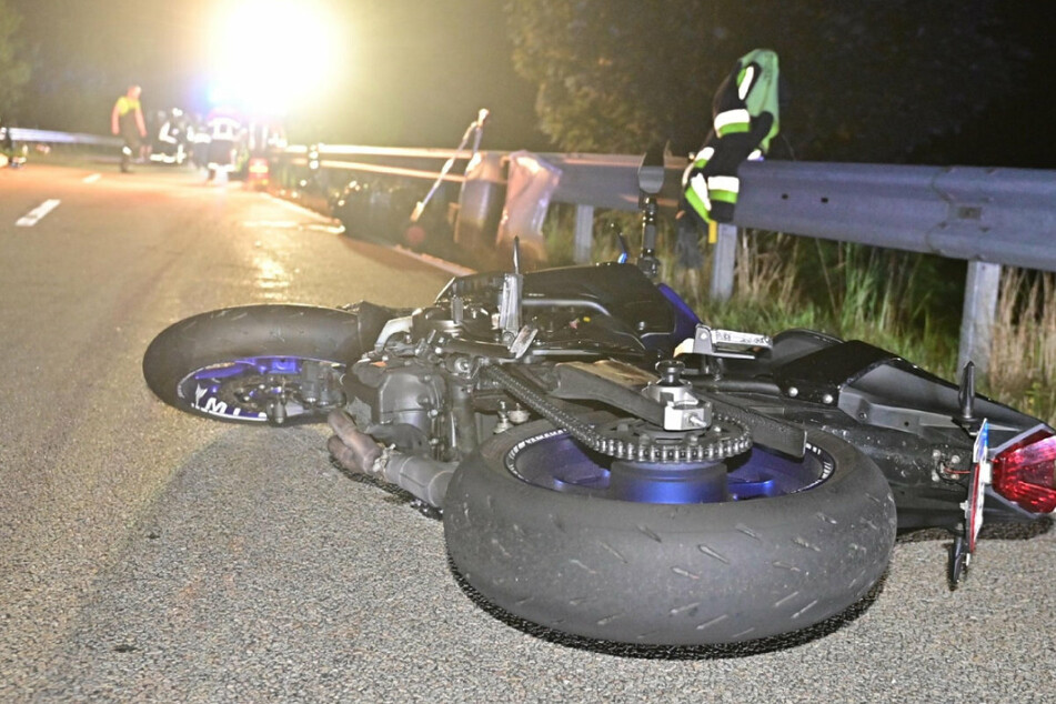Im Landkreis Passau ist am Mittwochabend ein 18-jähriger Motorradfahrer nach einem schweren Sturz ums Leben gekommen.