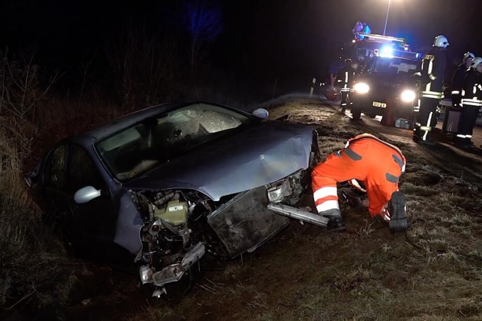 Ein VW (Fahrerin 22) mit insgesamt vier Insassen krachte kurz darauf in das unbeleuchtete Auto.