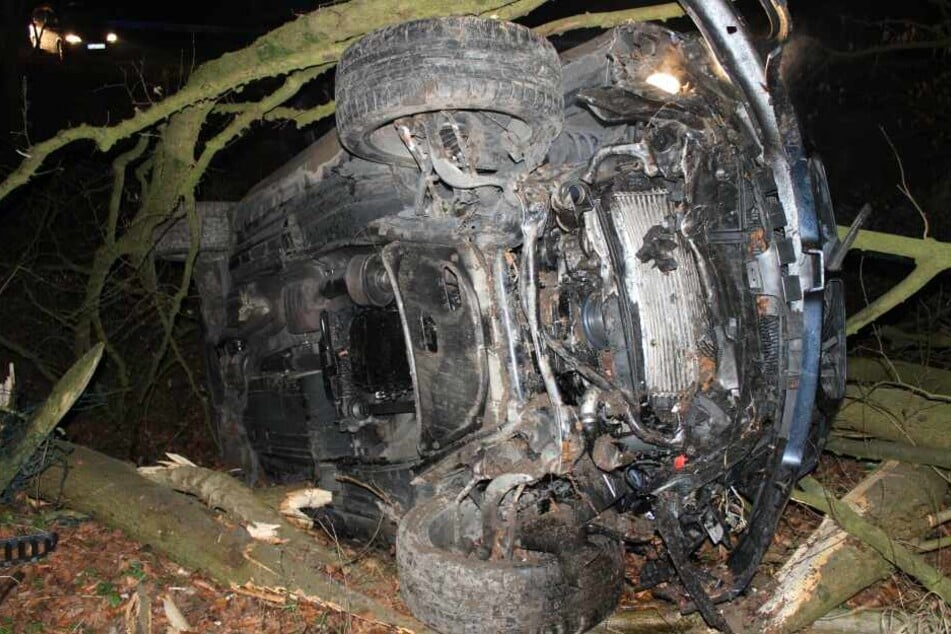 Der BMW X5 kippte beim Aufprall auf die Seite.