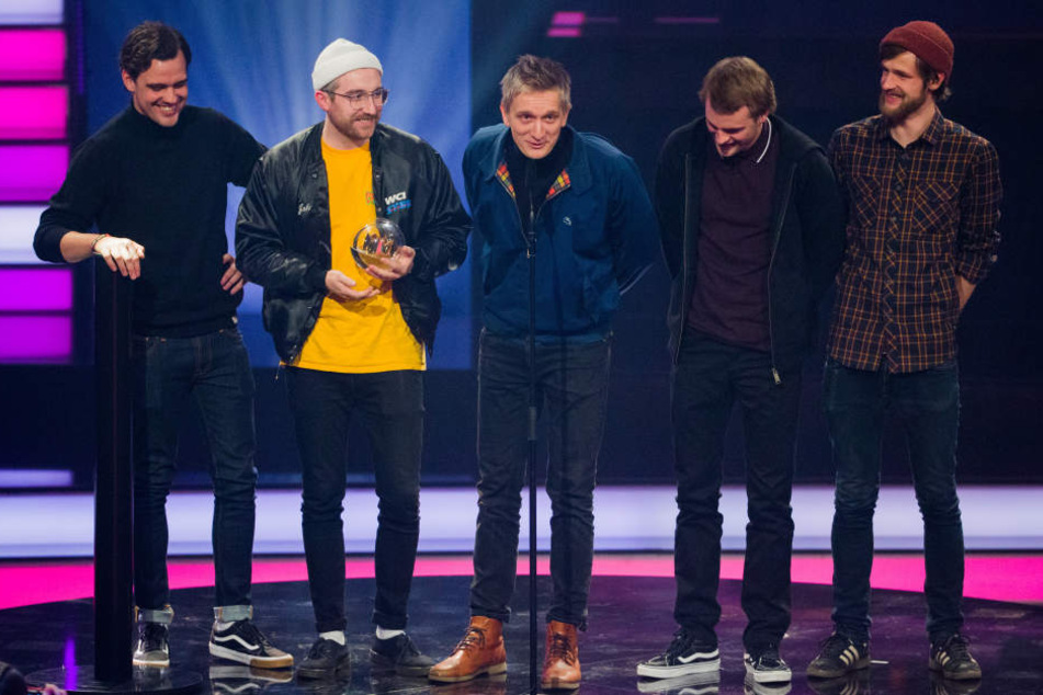 Die Band Kraftklub freut sich bei der Verleihung der 1Live Krone in der Jahrhunderthalle in Bochum über die Auszeichnung in der Kategorie "Beste Band".