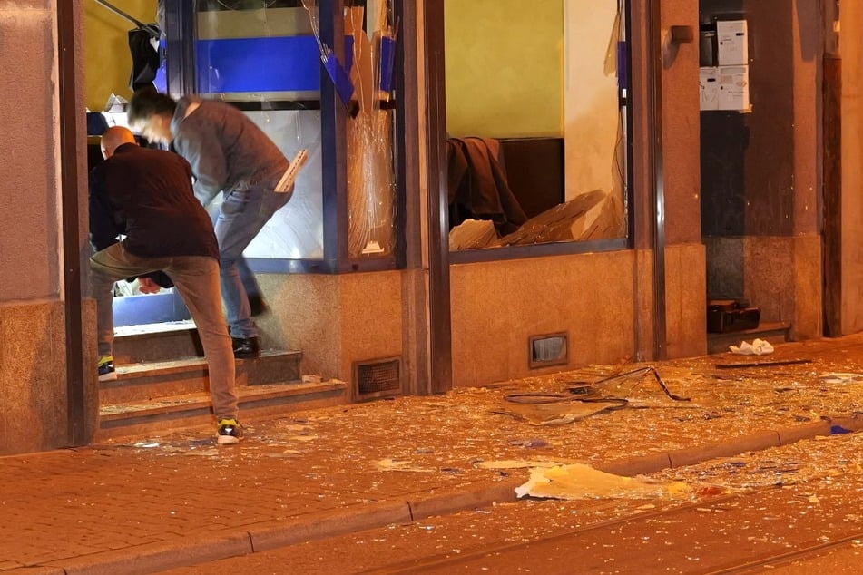 Scherben waren nach der Explosion auf den Gehweg geflogen.