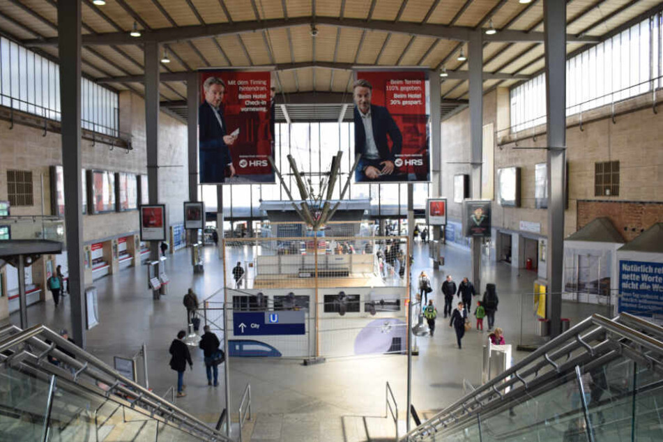 Die Schalterhalle am Münchner Hauptbahnhof wird gesperrt, Reisende müssen sich auf Umwege einstellen.
