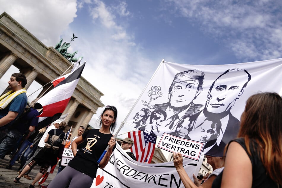 Teilnehmer sammeln sich im August 2020 am Brandenburger Tor zu einer Demonstration gegen die Corona-Maßnahmen. Ob die Querdenken-Demo am 17. Juni abgesagt wird, ist weiter unklar.
