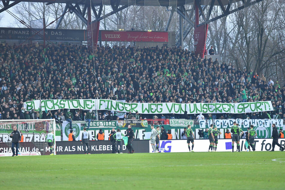 Im Bundesliga-Spiel gegen Union Berlin protestierten die Fans des VfL Wolfsburg explizit gegen Blackstone als Investor der DFL-Medienrechte.