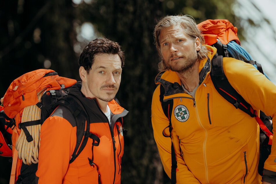 Tobi (Markus Brandl, 48) und Markus (Sebastian Ströbel, 46) machen sich auf die Suche nach dem Vermissten.
