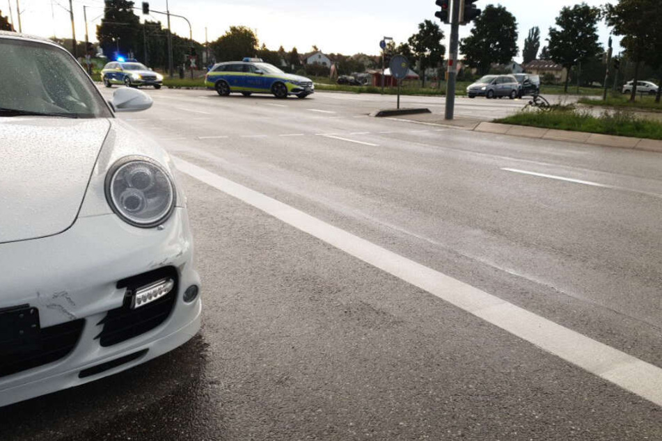Der Porsche erfasste die Frau offenbar an einer Kreuzung.