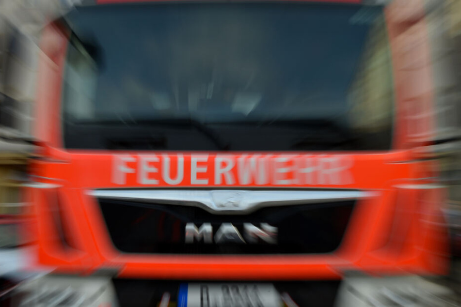 Die Feuerwehr musste ausrücken, um den Jungen aus seiner misslichen Lage zu befreien. (Symbolbild).